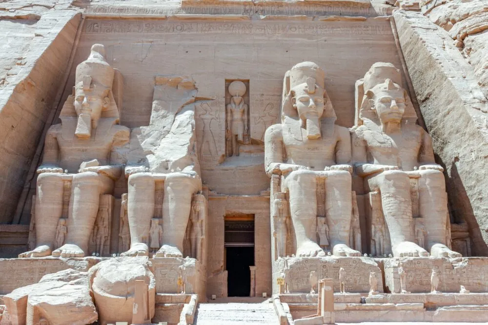 Beelden aan de voorkant van Abu Simbel Egypte
