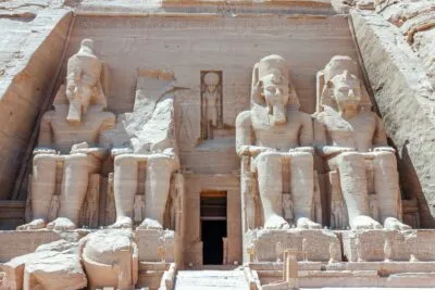 Beelden aan de voorkant van Abu Simbel Egypte