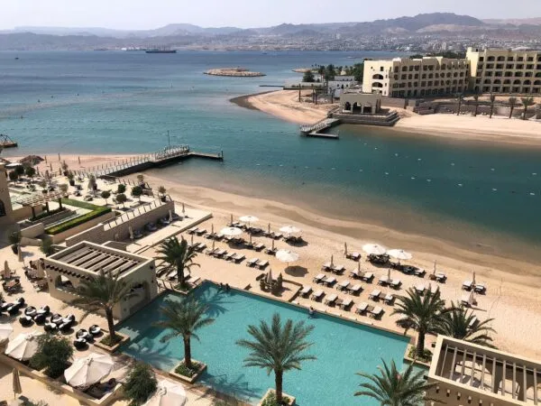 Strand met ligbedjes en zwembad in Aqaba Jordanië