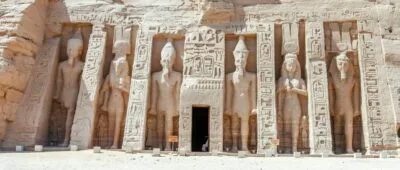 Beelden uitgehakt uit steen in Egypte