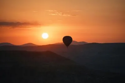 Ballonvaart bij zonsondergang boven de bergen in Marokko