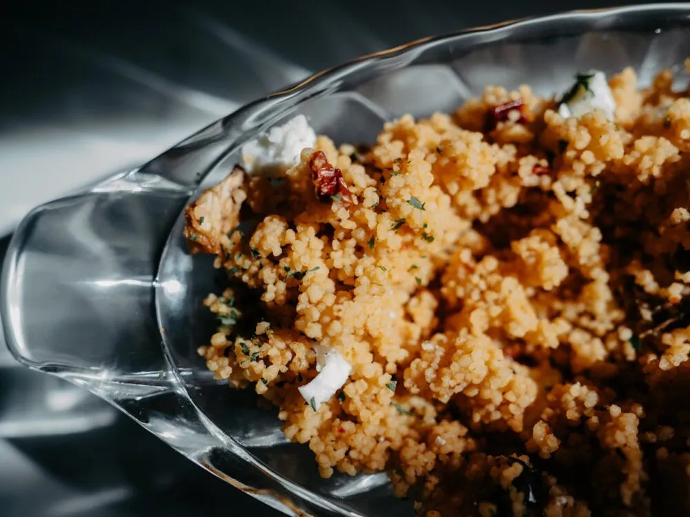 Couscous in een schaal