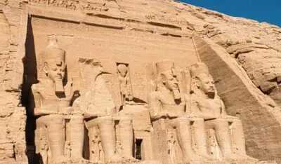 Beelden voorkant Abu Simbel