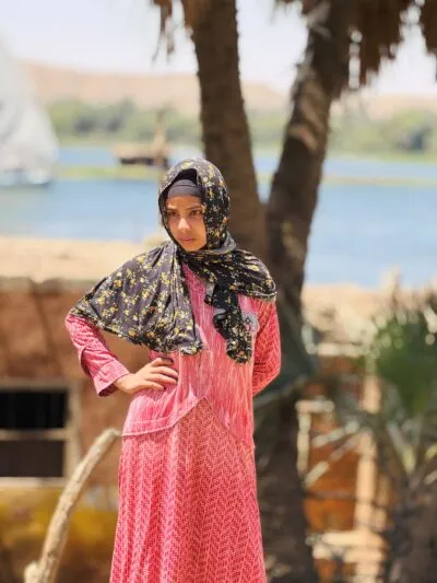 Meisje bij een boom bij de Nijl in Egypte
