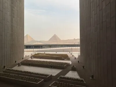 Uitzicht op de piramides van Gizeh vanuit het Grand Egyptian Museum.