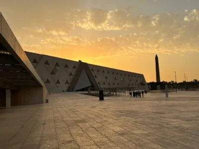 Ingang van Grand Egyptian Museum tijdens zonsondergang in Gizeh, Egypte.