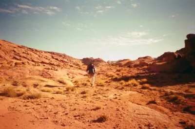 Persoon die door de Sinai woestijn wandelt