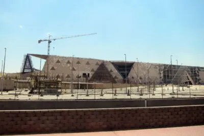 Buitenkant van het nieuwe Grand Egyptian museum