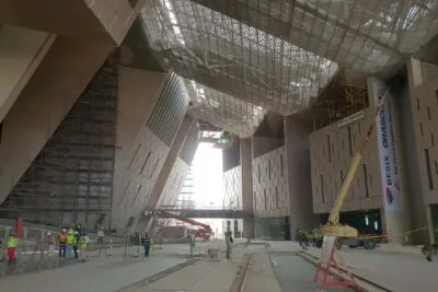 Binnenkant van het nieuwe Grand Egyptian museum in aanbouw