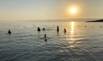 Drijvende mensen in de Dode Zee