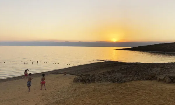 Dode zee met zonsondergang in Jordanië