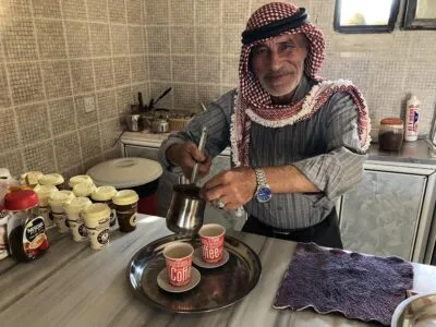 Local die koffie maakt in Jordanië