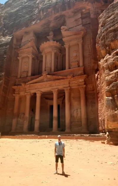 Dennis voor de schatkamer Petra Jordanië