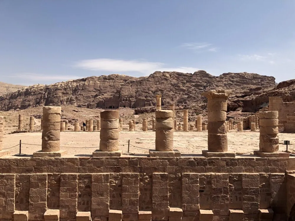 De zuilen van Petra in Jordanië