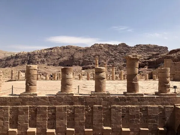 De zuilen van Petra in Jordanië