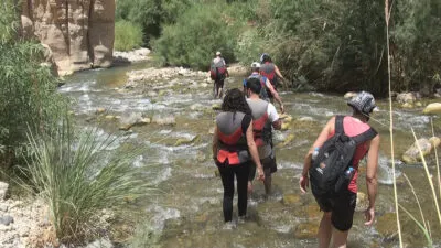 Wandelen door het water van de Wadi Mujib in Jordanié