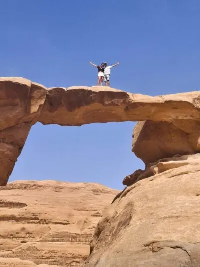 Dennis op een rots in Jordanië