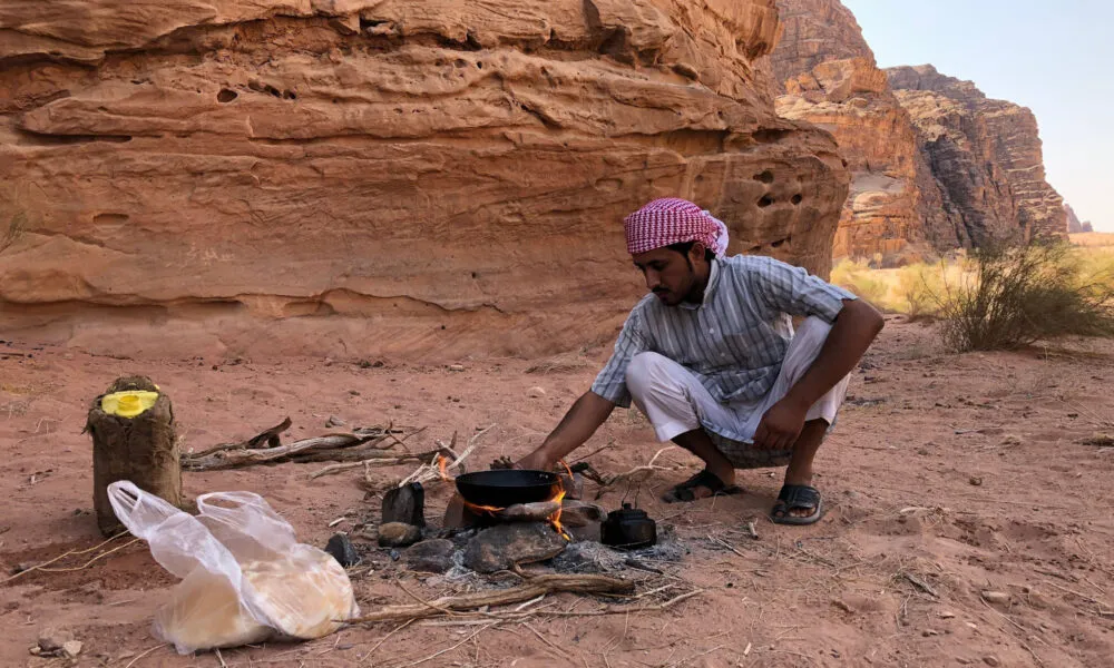 Gids die thee maakt in de Wadi Rum woestijn
