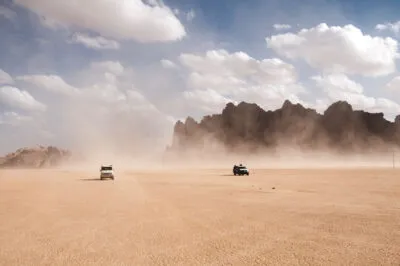 Twee jeeps die door de wadi rum woestijn rijden