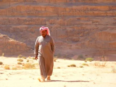Man in de Wadi Rum woestijn in Jordanië