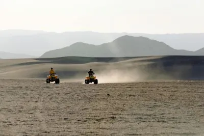 Rijden op een quad door de Wadi Rum in Jordanië