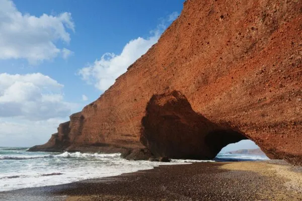 Legzira beach met rots in een boog Marokko