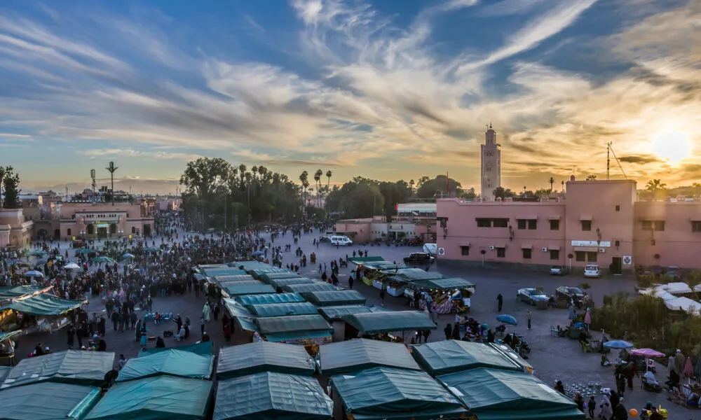 Zonsondergang bij een Djemaa in Marrakech Marokko