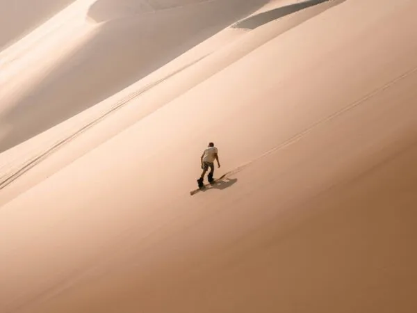 Sandsurfen van de duinen van Marokko