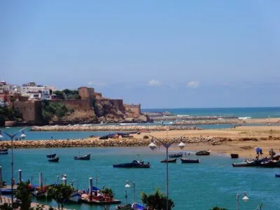De vissersbootjes in Rabat voor de oude medina