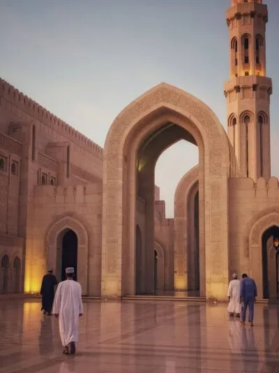 Man op het plein van Sultan Qaboos Moskee in Muscat, Oman.