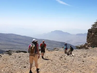 Mensen die de Jebel Shams Balcony Walk hiken