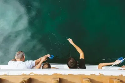 Mensen die in Oman vissen vanuit een boot
