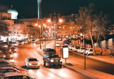Weg in Oman met auto's