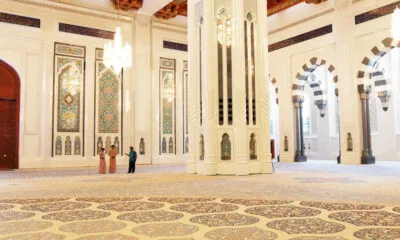 De binnenkant van de Sultan Qaboos moskee in Oman