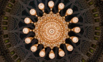 Een kroonlichter in de Sultan Qaboos moskee