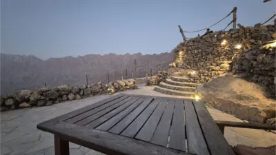 Tafel in de bergen Wakan Oman