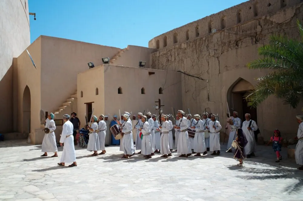 Personen lopend in Nizwa Omani