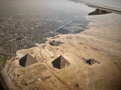 Piramides vanuit een vliegtuig gefotografeerd