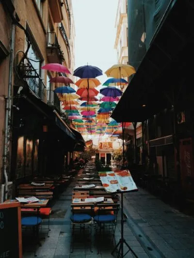 Straat met restaurants en paraplu's in Istanbul