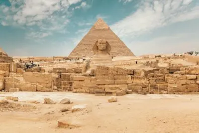 De Sfinx voor de Piramide in Egypte