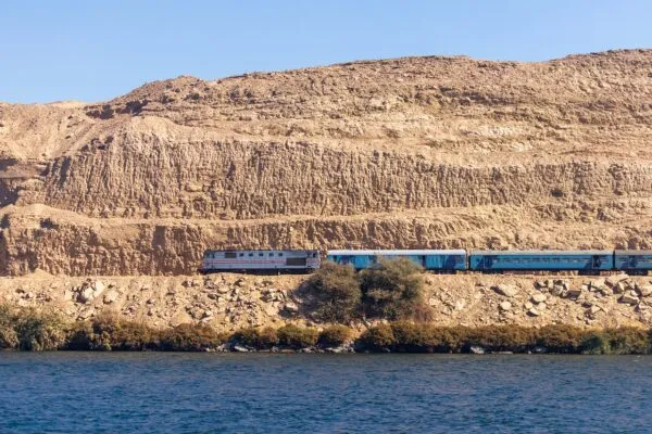 Trein rijdend door Egypte