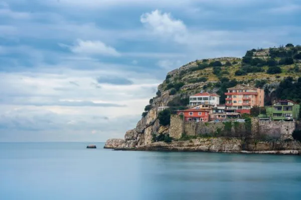 Amasra kust met huisjes in Turkije