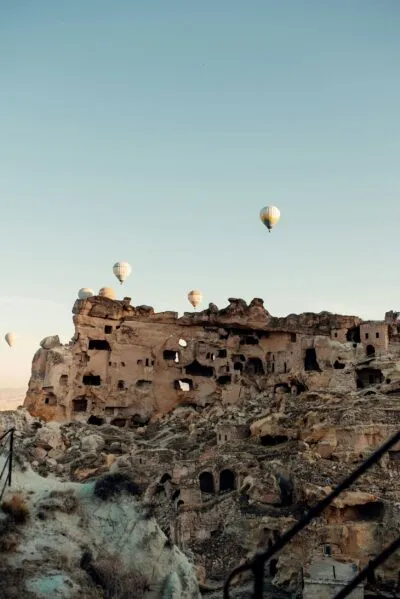 Cavusin rotsen met luchtballonnen in Cappadocië Turkije