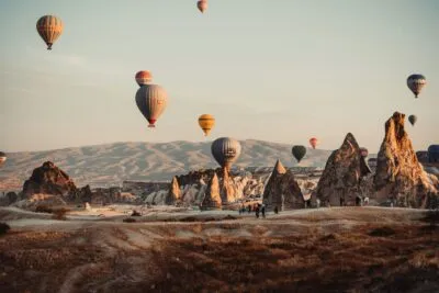 Luchtballonen zwevend boven Cappadocië