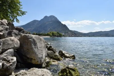 Egirdir meer met rotsen en bergen in Turkije