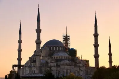 Sultan Ahmet moskee in Turkije bij zonsondergang