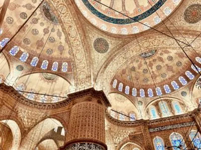 Het gedecoreerde plafon in de Sultan Ahmetmoskee in Istanbul Turkije