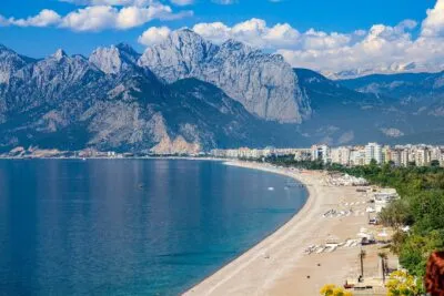 De zee, bergen en het strand van Kemer Turkije