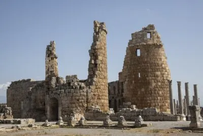Ruïnes van torens in Perge Turkije