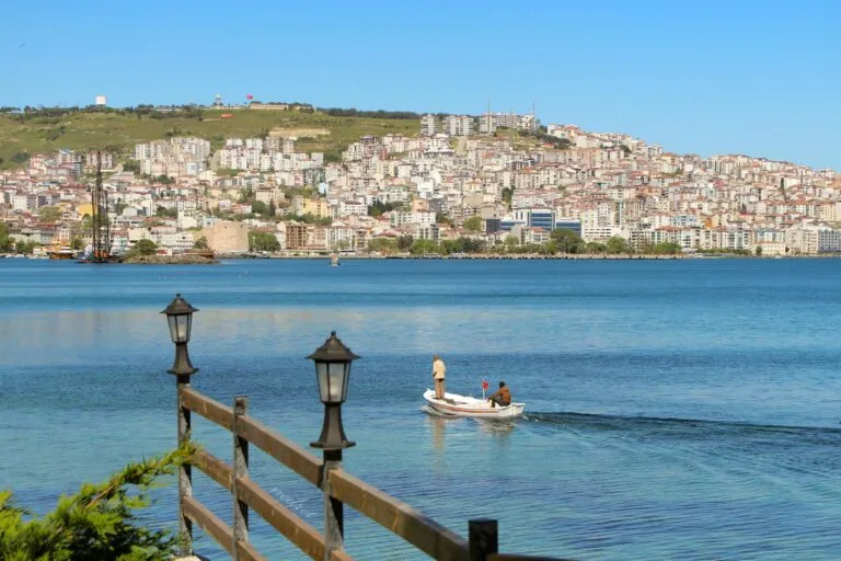 Sinop stad met een varende boot in Turkije